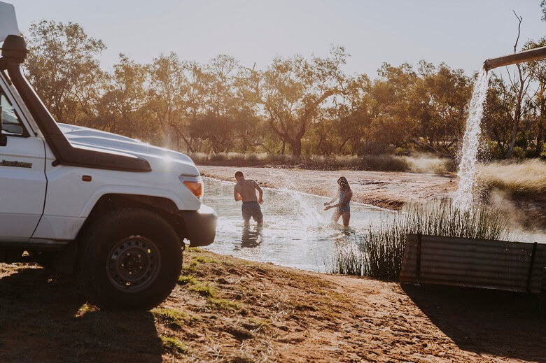 Pärchen badet im Outback von Queenslad 