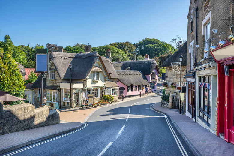 Kleine Straße in einem Dorf im Süden von England 