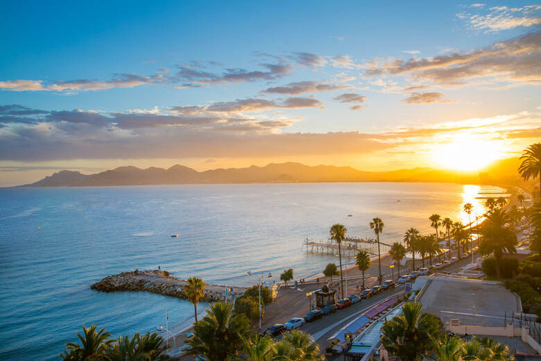 Sonnenuntergang über Cannes und dem Meer