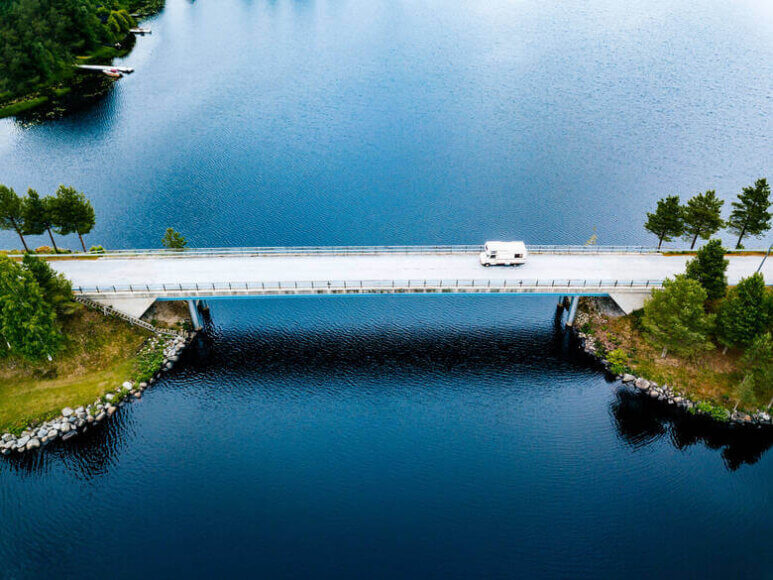 Wohnmobil fährt in Finnland über eine Brücke