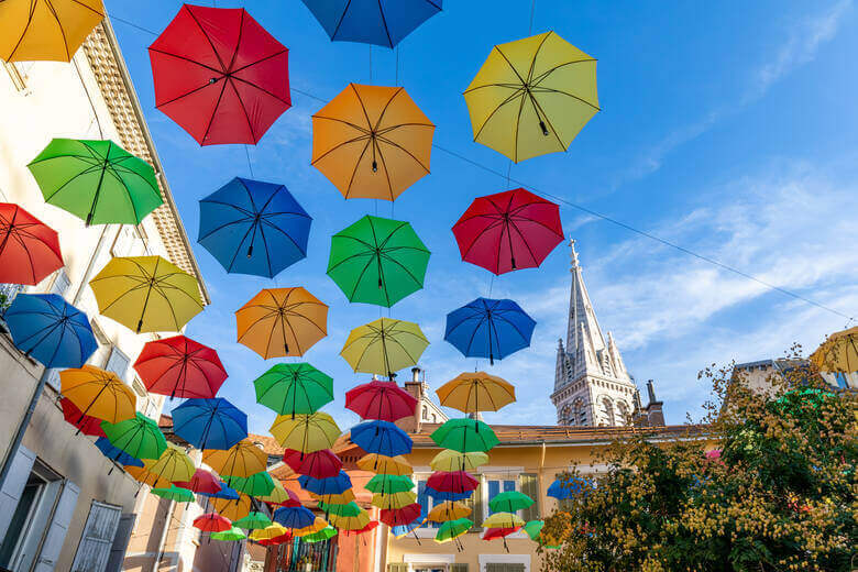 Bunte Sonnenschirme in den Gassen von Gap in Frankreich