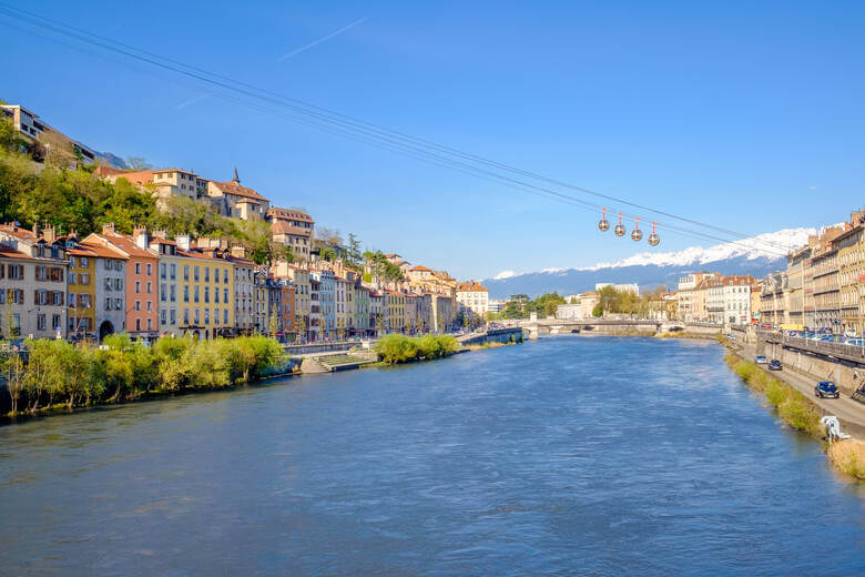 Stadt Grenoble am Fuß der französischen Alpen mit Seilbahn