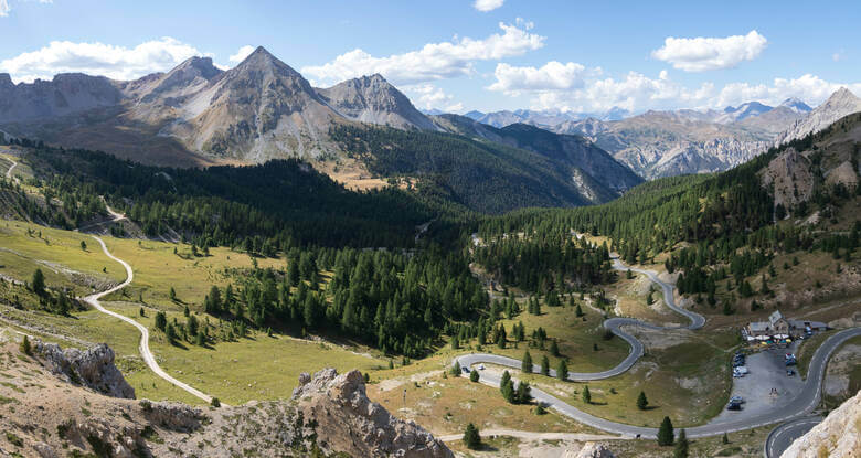 Autos und Wohnmobile auf der Route Napoléon in den Französischen Alpen