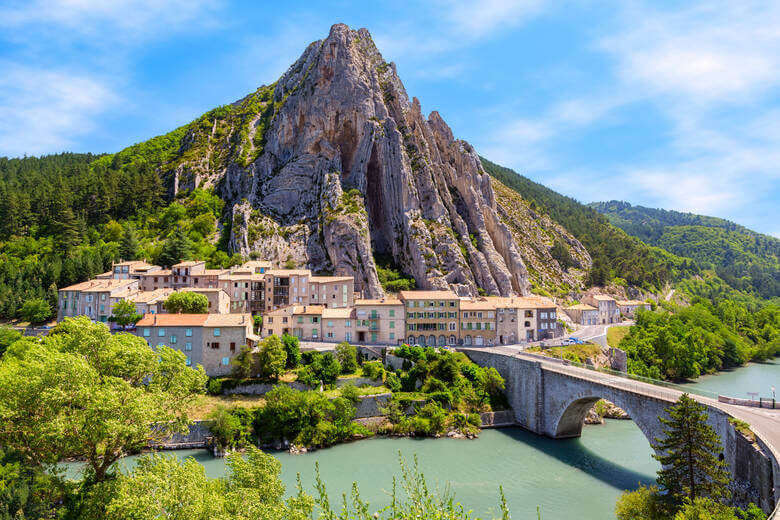 Stadt Sisteron in den Bergen der Provence
