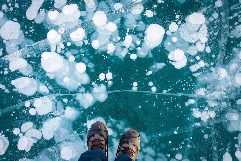Eisblasen auf dem zugefrorenen Abraham Lake in Kanada