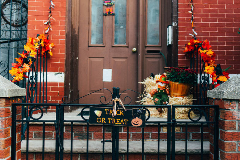 Hauseingang mit Kürbissen an Halloween in New York