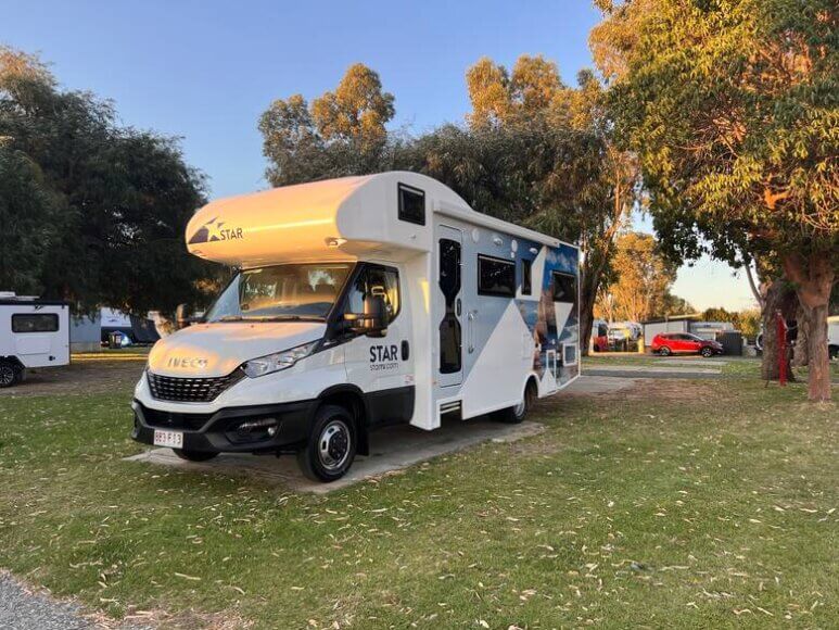 Wohnmobil auf einem Campingplatz in Westaustralien