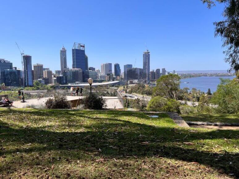 Ausblick vom Kings Park in Perth auf die Stadt und das Meer
