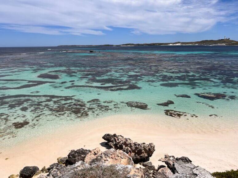 Blaues Wasser auf Rottnest Island in Australien
