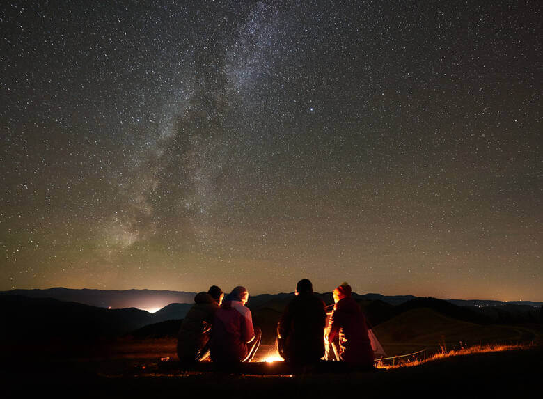 Sternenpark Camping: Urlauber bestaunen den Nachthimmel.