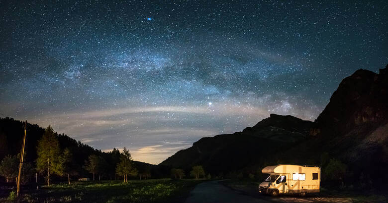 Orte zum Sternen beobachten in Deutschland: Camper genießen den Ausblick auf den Sternenhimmel.