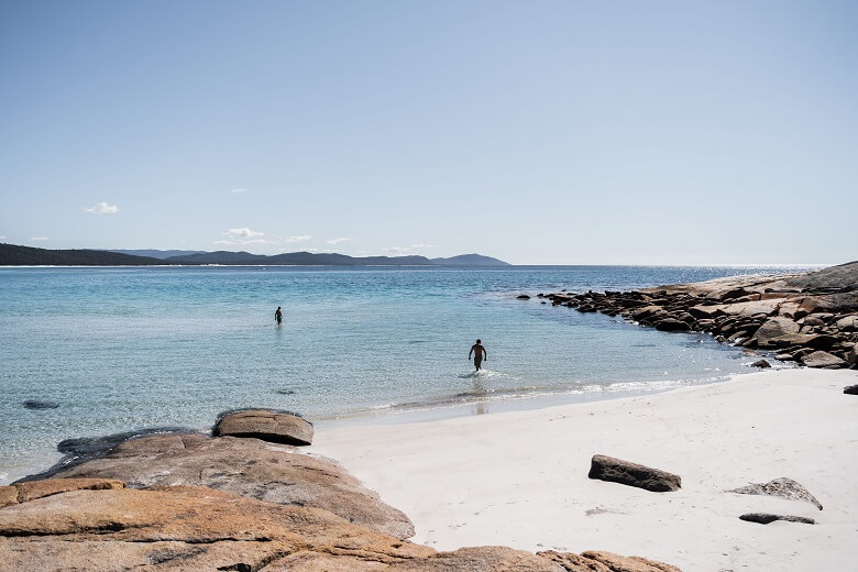 Taucher an einem Strand in Australien