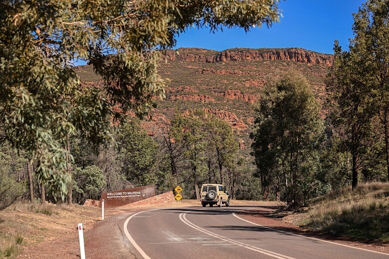 Allrad-Camper in einem Nationalpark in Australien