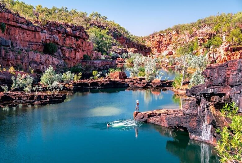 Zwei Personen baden in einem natürlichen Pool in Australien