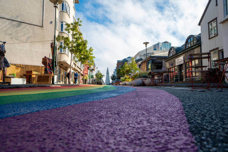 Regenbogenfarben auf einer Straße in Reykjavik
