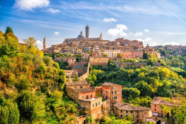 Die Stadt Siena auf einem Hügel in der Toskana