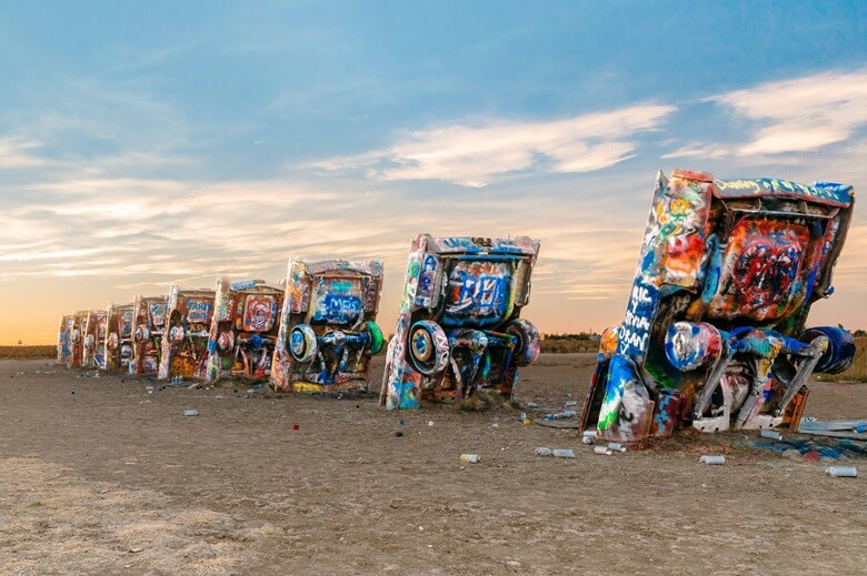 Bunte Cadillacs mitten in der Wüste in Texas