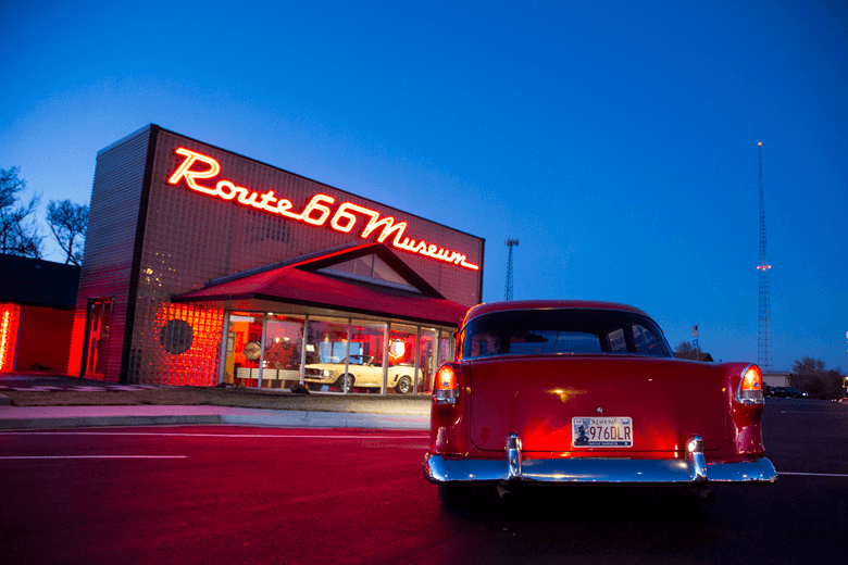 Oldtimer vor dem Route 66 Car Museum bei Nacht 