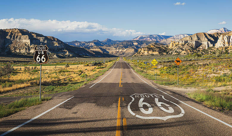 Route 66 in den USA mit Blick auf die Berge