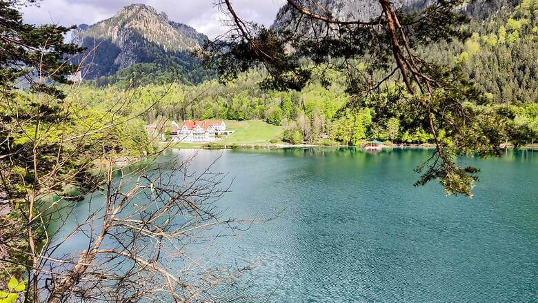 Blick auf den türkisfarbenen Alpsee in Bayern