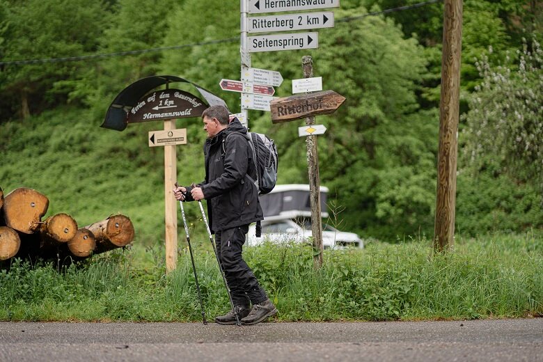 Mann geht im Schwarzwald wandern