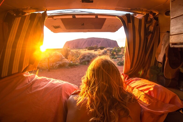 Frau beobachtet den Sonnenuntergang über dem Outback in Australien
