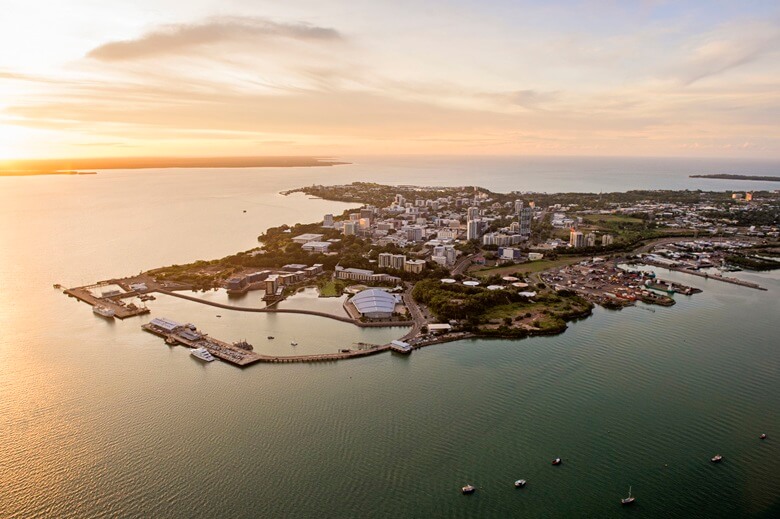 Blick auf die Stadt Darwin in Australien bei Sonnenuntergang 