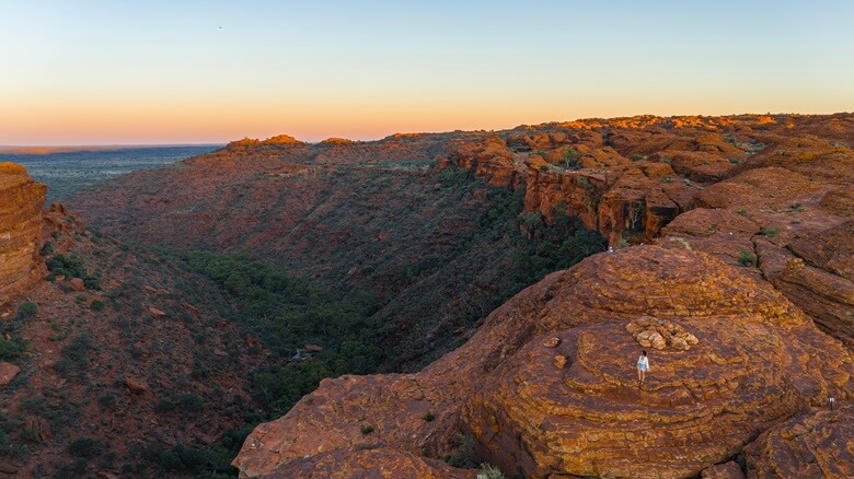 Frau wandert über die Felsen am Kings Canyon im Outback von Australien 