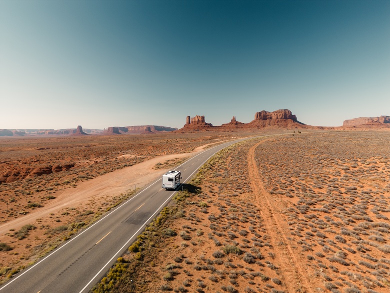 Wohnmobil fährt auf die Canyons in Monument Valley zu
